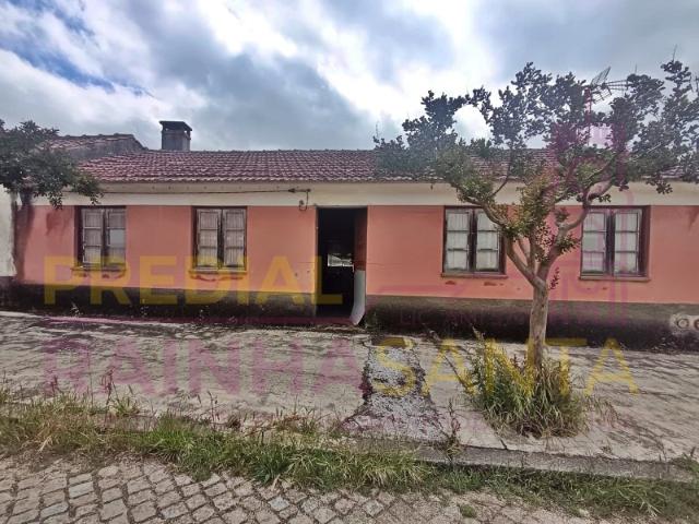 Moradia T3 para recuperar em Pombeiro da Beira, Arganil, Coimbra com 77 m² de área útil