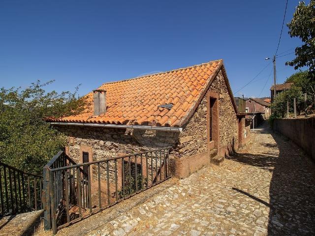 Moradia T3 à venda em Cadafaz e Colmeal, Góis RE/MAX Portugal