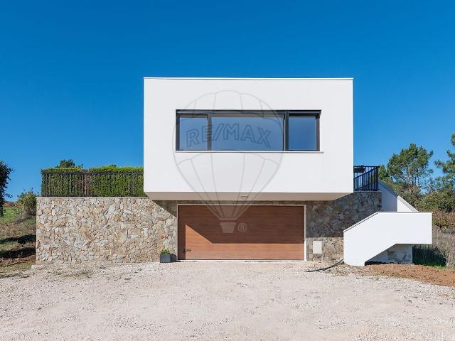 Moradia T3 à venda em Cela, Alcobaça RE/MAX Portugal