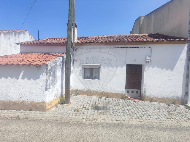 Moradia T3 à venda em São Miguel do Rio Torto e Rossio ao Sul do Tejo, Abrantes RE/MAX Portugal