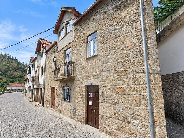 Moradia T3 à venda em Avô, Oliveira do Hospital RE/MAX Portugal