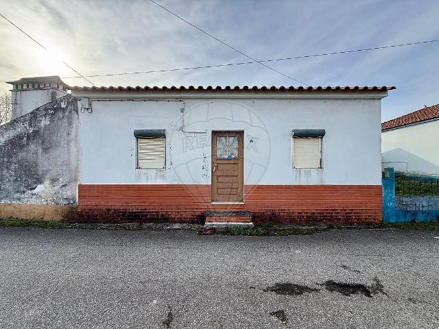 Moradia T3 à venda em Brogueira, Parceiros de Igreja e Alcorochel, Torres Novas RE/MAX Portugal
