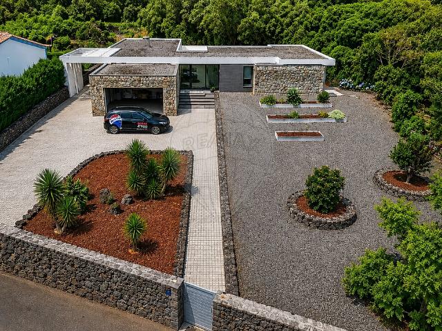 Moradia T3 à venda em Fonte do Bastardo, Praia da Vitória RE/MAX Portugal