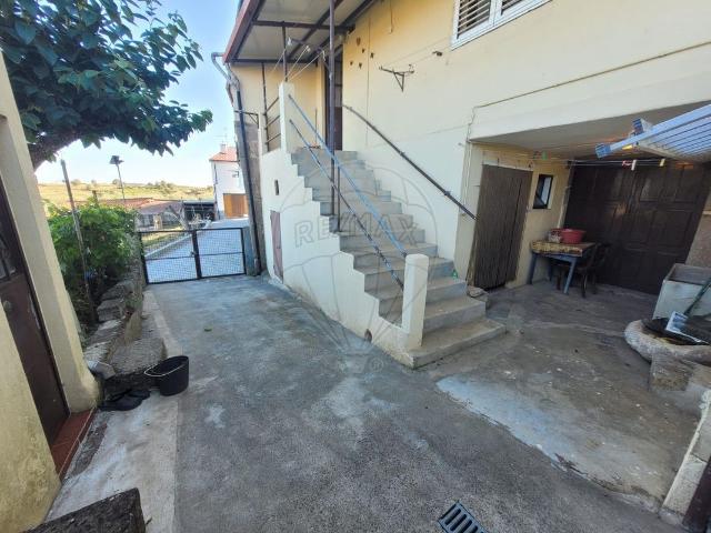 Moradia T3 à venda em Lagoaça e Fornos, Freixo de Espada à Cinta RE/MAX Portugal