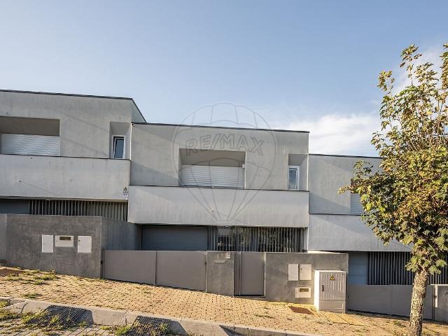 Moradia T3 à venda em Lemenhe, Mouquim e Jesufrei, Vila Nova de Famalicão RE/MAX Portugal