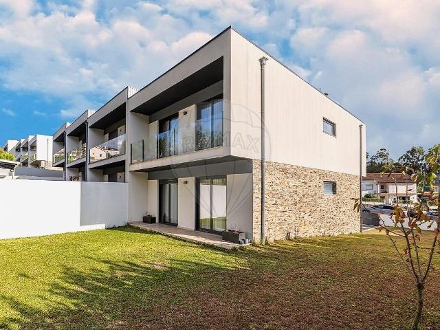 Moradia T3 à venda em Medelo, Fafe RE/MAX Portugal