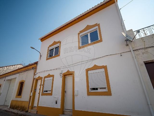 Moradia T3 à venda em São Miguel do Rio Torto e Rossio ao Sul do Tejo, Abrantes RE/MAX Portugal