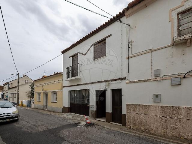 Moradia T3 à venda em São Facundo e Vale das Mós, Abrantes RE/MAX Portugal