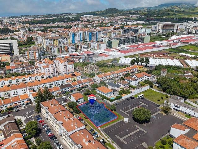 Moradia T3 à venda em São Pedro, Ponta Delgada RE/MAX Portugal
