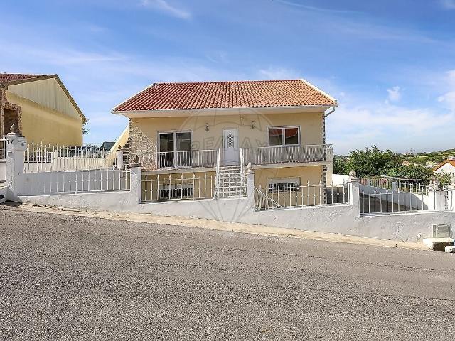 Moradia T3 à venda em São Quintino, Sobral de Monte Agraço RE/MAX Portugal