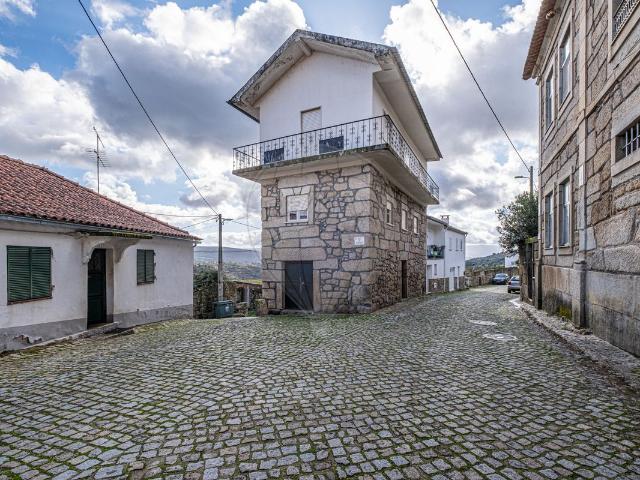 Moradia T3 à venda em Sobral Pichorro e Fuinhas, Fornos de Algodres RE/MAX Portugal