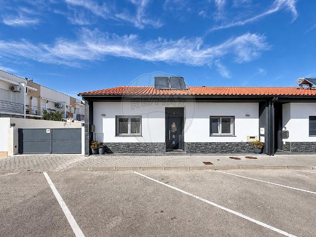 Moradia T3 à venda em Salvaterra de Magos e Foros de Salvaterra, Salvaterra de Magos RE/MAX Portugal