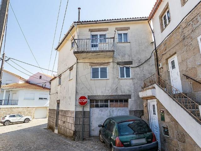 Moradia T3 à venda em Santa Marinha e São Martinho, Seia RE/MAX Portugal