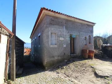Moradia T3 à venda em Santiago de Cassurrăes