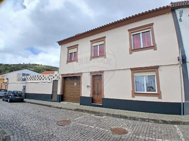 Moradia T3 à venda em Sé, Angra do Heroísmo RE/MAX Portugal