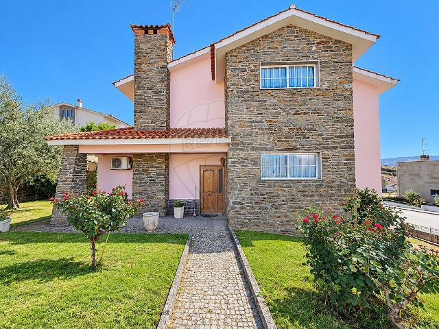 Moradia T3 à venda em Sé, Santa Maria e Meixedo, Bragança RE/MAX Portugal