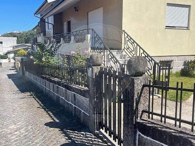 Moradia T3 à venda em Ponte da Barca, Vila Nova de Muía e Paço Vedro de Magalhães, Ponte da Barca RE/MAX Portugal