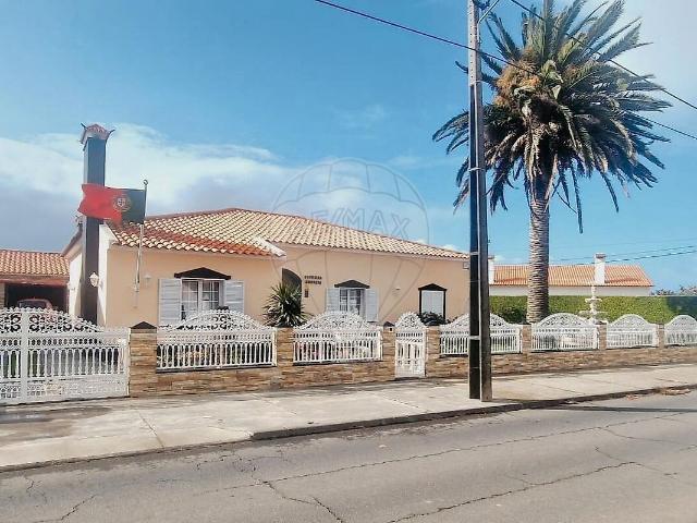 Moradia T3 à venda em Rabo de Peixe, Ribeira Grande RE/MAX Portugal
