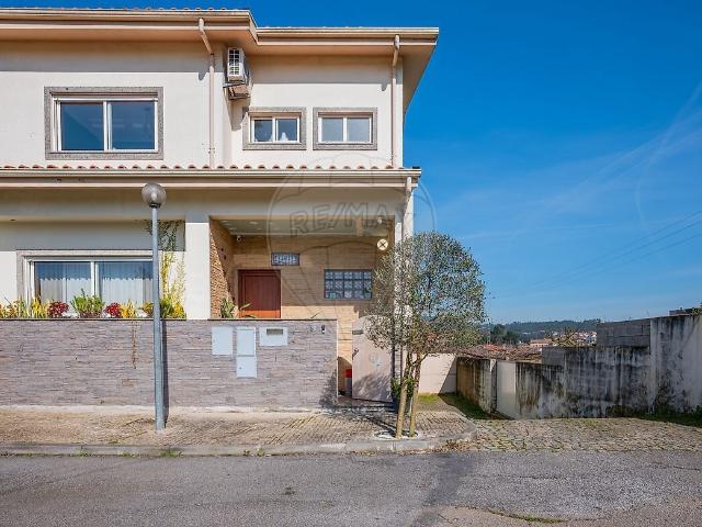 Moradia T3 à venda em Ribeirão, Vila Nova de Famalicão RE/MAX Portugal