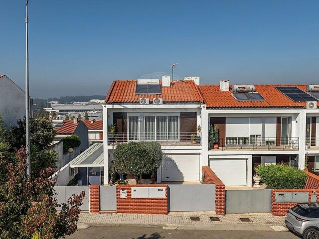 Moradia T3 à venda em Ribeirão, Vila Nova de Famalicão RE/MAX Portugal