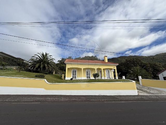 Moradia T3 à venda em Urzelina São Mateus, Velas RE/MAX Portugal