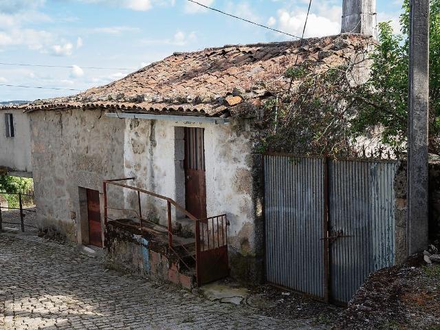 Moradia T3 à venda em Valtorno e Mourão, Vila Flor RE/MAX Portugal