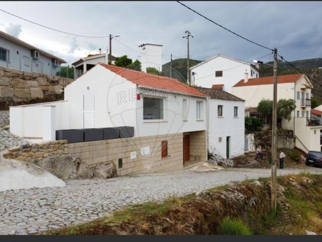 Moradia T3 à venda em Vila Nova de Foz Côa
