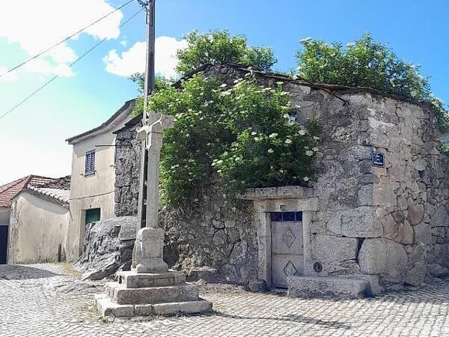 Moradia T3 à venda em Vila Nova de Paiva, Alhais e Fráguas, Vila Nova de Paiva RE/MAX Portugal