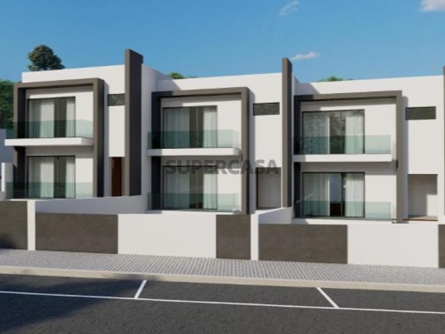 Moradia T3 à venda na Fase de Pedreiro