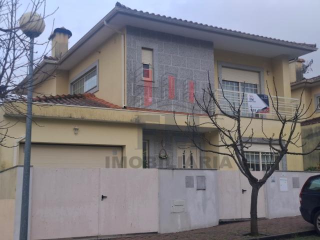 Moradia T3 em Arcos de Valdevez com varandas e anexo