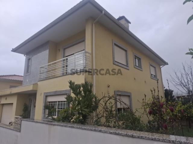 Moradia T3 em Arcos de Valdevez com varandas e anexo