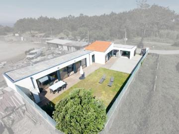 Moradia T3 Arquitetura Moderna e Natureza a 50m do Mar