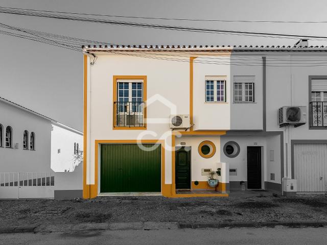 Moradia T3 c/ Garagem, Quintal e Terraço no Bairro da Casinha, em Évora