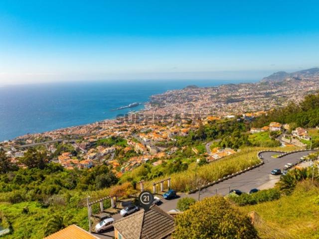 Moradia T3 Centenária em São Gonçalo com Vista Funchal