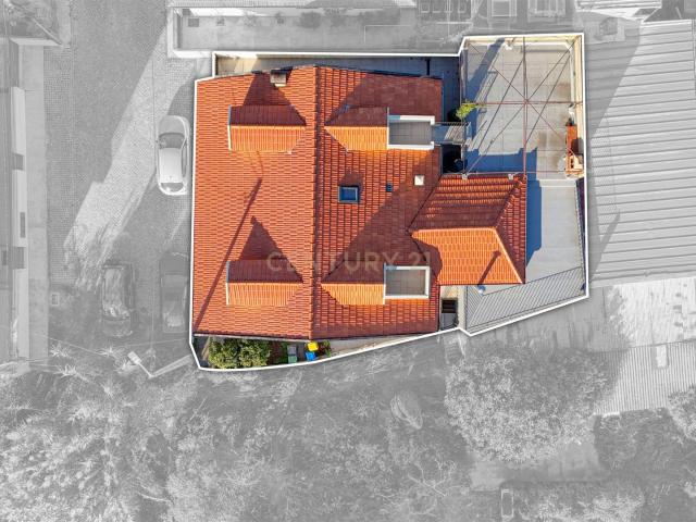 Moradia T3 com 4 frentes e garagem junto a igreja da Santa R. 120m² Ermesinde