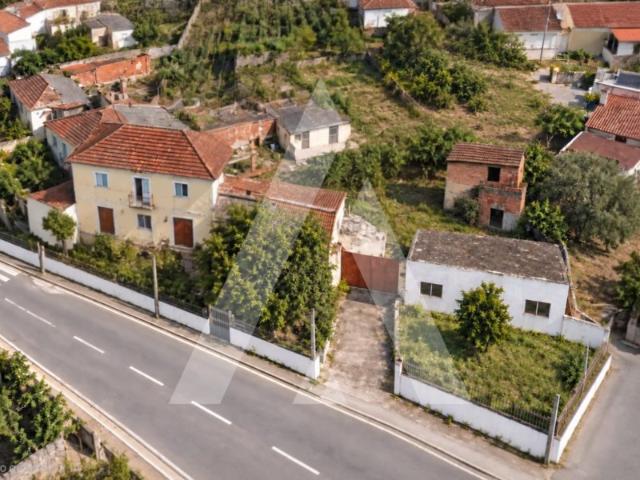 Moradia T3 com 1.228 m² de terreno, garagem e anexos | Santiago de Litém