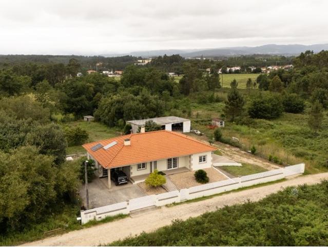 Moradia T3 com 2.040 m² de Terreno, Valença