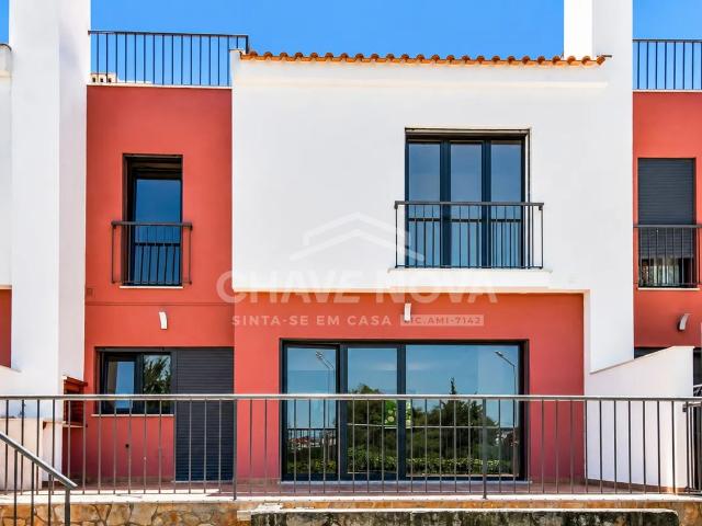 Moradia T3 com 3 pisos em Condomínio Privado GUIA, Albufeira