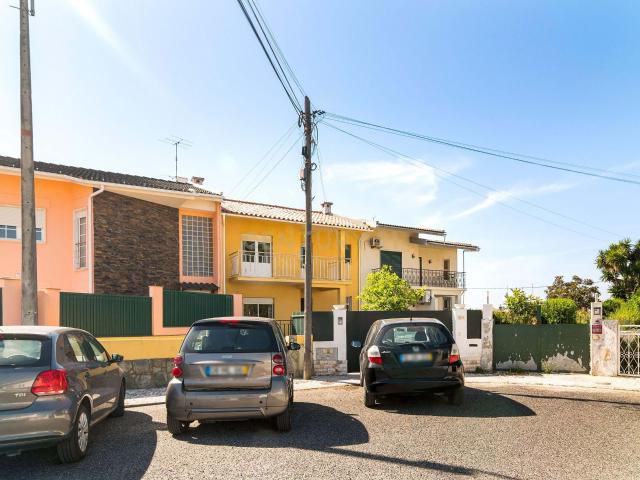 Moradia T3 com 3 pisos, garagem ampla e excelente espaço exterior em Porto Salvo