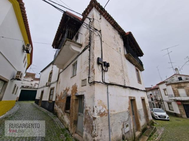 Moradia T3 com 3 Pisos para Investimento Centro de Alcains