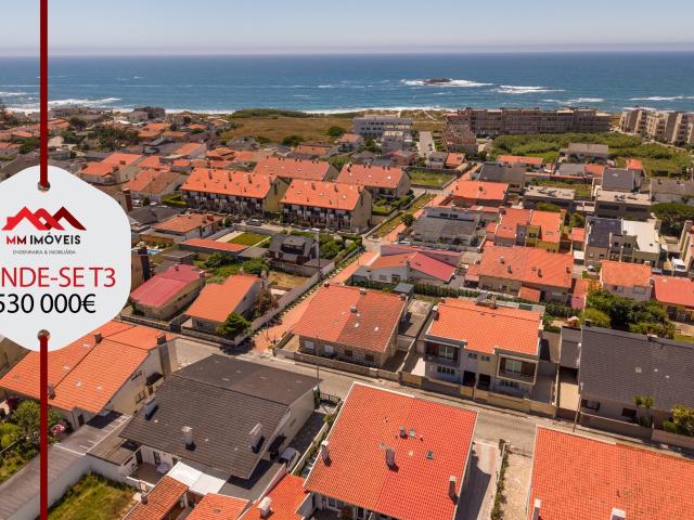 MORADIA T3 COM 3 SUÍTES A 300 METROS DA PRAIA DE MINDELO | A+ | SALÃO DE LAZER | 280 M²
