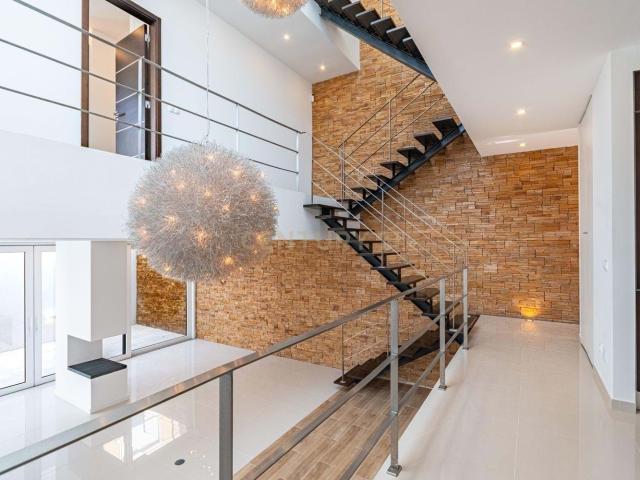 Moradia T3 com 3 Suites e Arquitetura Distinta em Samouco, Alcochete