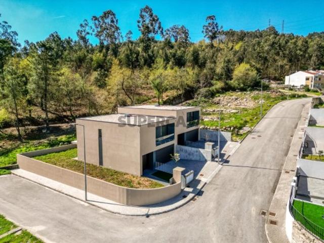Moradia T3 com 3 Suites, Garagem e Jardim | Póvoa de Lanhoso