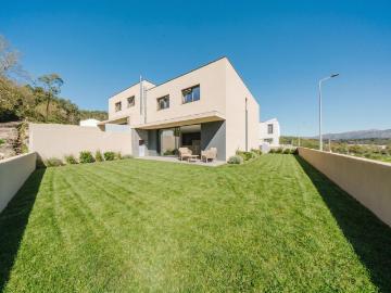 Moradia T3 com 3 Suites, Garagem e Jardim | Póvoa de Lanhoso