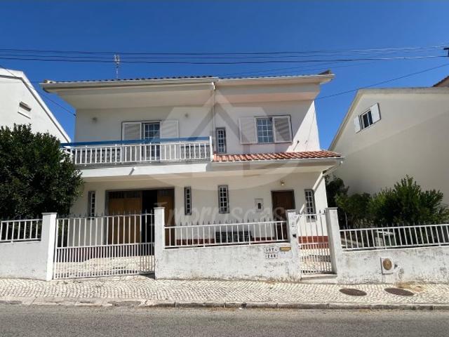 Moradia T3 com T1, com garagem e jardim em São João da Talha