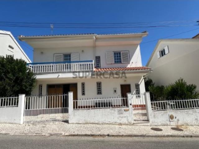 Moradia T3 com T1, com garagem e jardim em São João da Talha