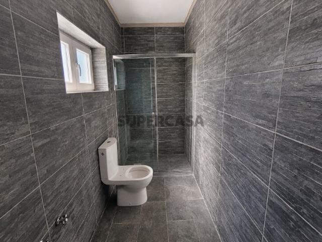 Moradia T3 com Telhado Novo e Terreno em Abrantes