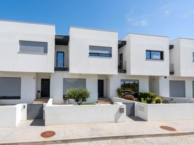 Moradia T3 Moderna com Terraço + logradouro com a área de 185 m², Garagem para 2 Carros e Totalmente Mobilada