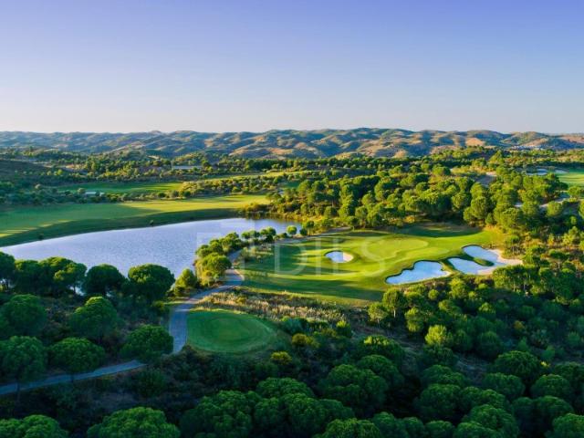 Moradia T3 com terraço e arrecadação no Monte Rei Golf & Country Club