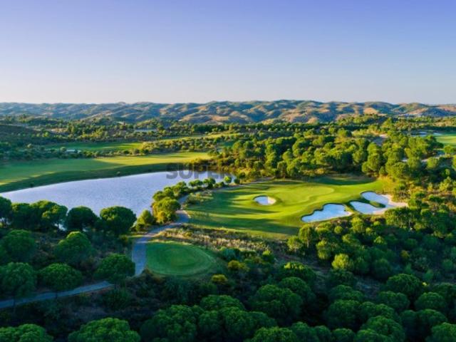 Moradia T3 com terraço e arrecadação no Monte Rei Golf & Country Club